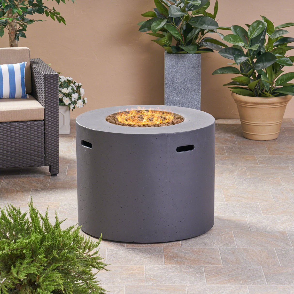 Round Iron Fire Pit With 40,000 Btu